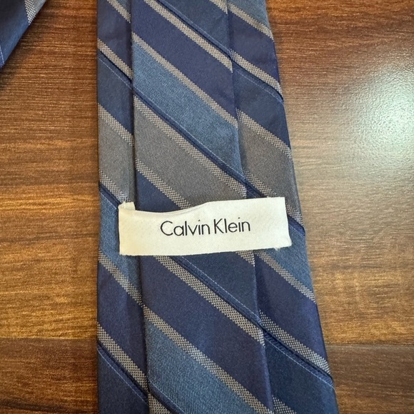 🍁SALE🍁 CALVIN KLEIN Blue and Gray Striped Silk Tie - Picture 2 of 10